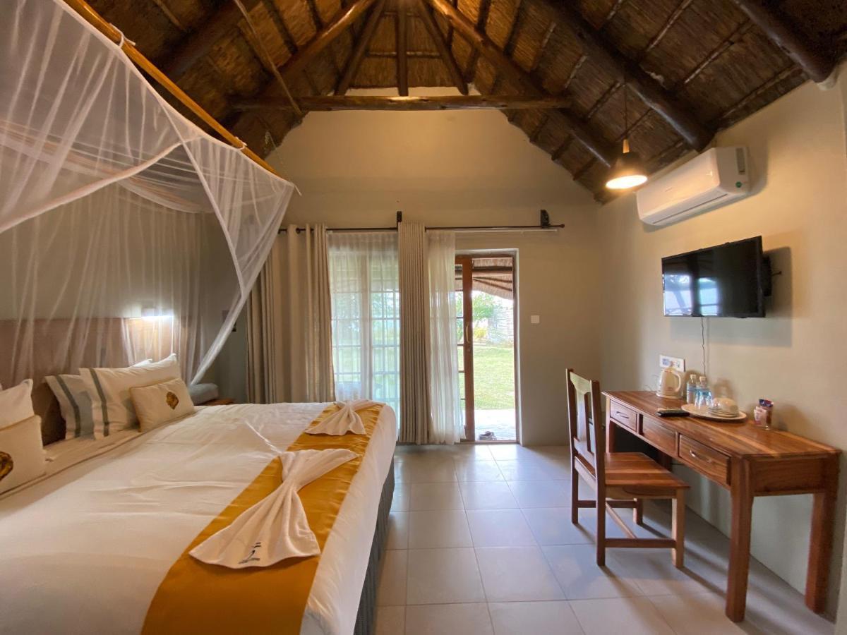 Big 5 Toro Lodge Kasane Exterior photo